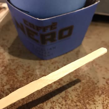 Caffè Nero Şubesinde Kırık Ve Talaşlı Tahta Karıştırıcılar Hijyen Ve Sağlık Riskine Yol Açıyor