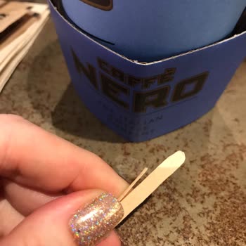 Caffè Nero Şubesinde Kırık Ve Talaşlı Tahta Karıştırıcılar Hijyen Ve Sağlık Riskine Yol Açıyor