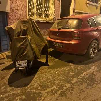 Şişli Ergenekon Mahallesi’nde Kapı Önü Demirleri Engelli Vatandaşı Park Erişimini Kısıtlıyor