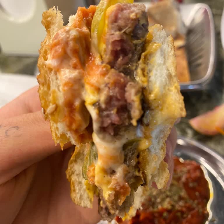 İftardan Kalan Soğuk Köfte Ve Çiğ Burger Kaba Servis Ve Özürsüz Yaklaşım