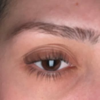 Kirpik Lifting İşleminde Göz Kapaklarına Aşırı Yapışma Ve Doğal Görünümün Bozulması