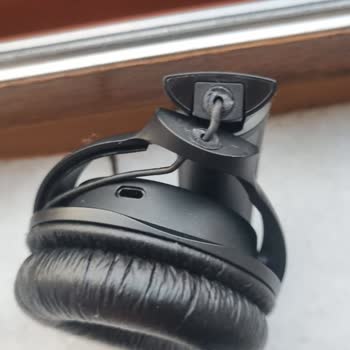 JBL Tune 520 Kulaklığının Menteşesi Kırıldı Yedek Parça Yok