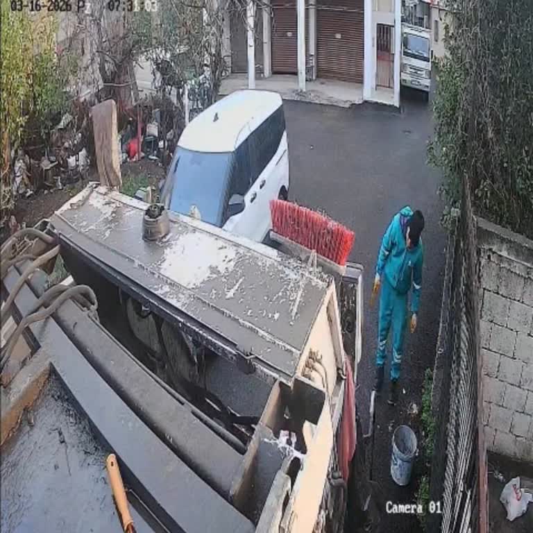 Adana Yüreğir Belediyesi Çöp Kamyonunun Sıkıştırma Modu Ev Önünde Pis Su Birikintisi Oluşturuyor