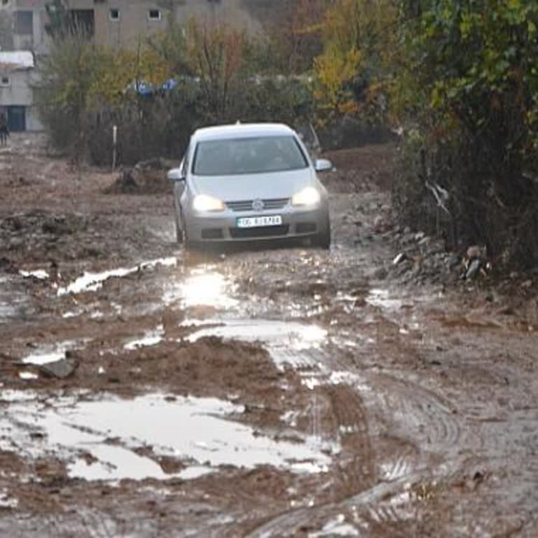 Fevzi Çakmak Mahallesinde Çukurlu Yol Çocuk Ve Yaşlıları Tehdit Ediyor
