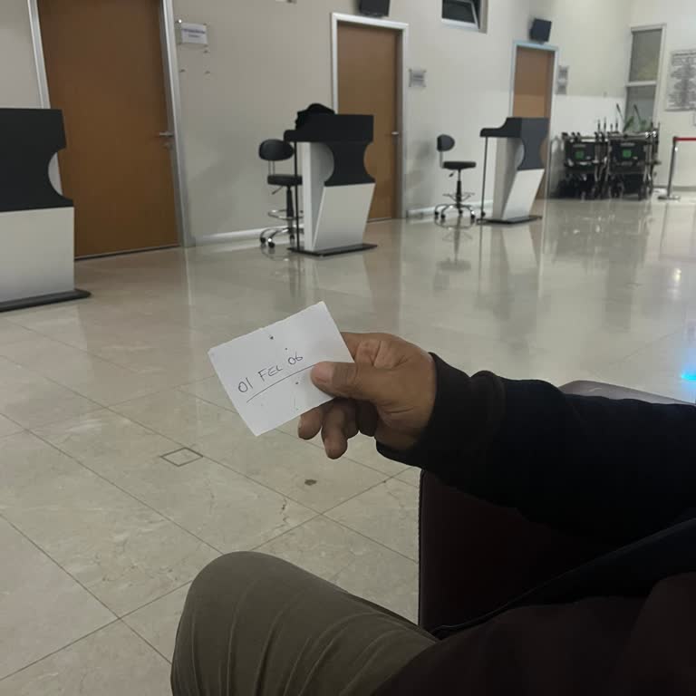 Adana Şehir Hastanesinde Acil Serviste Yer Yok Deyerek Hayati Tehlikede Olan Hastanın Bekletilmesi