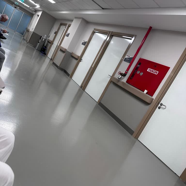 İki Saat Bekleme Ve Doktorun Geç Gelmesi