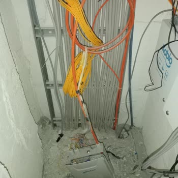 Kocasinan'da Düşen Fiber Pano Güvenlik Riski Ve Görüntü Kirliliği Yaratıyor