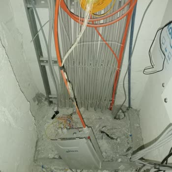 Kocasinan'da Düşen Fiber Pano Güvenlik Riski Ve Görüntü Kirliliği Yaratıyor