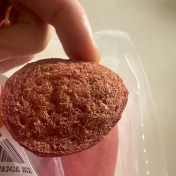 Esenyurt Şubesindeki Özlem Et Sucuğu Kuru, Pespembe Ve Lezzetsiz