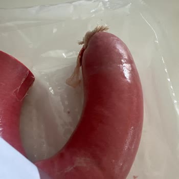 Esenyurt Şubesindeki Özlem Et Sucuğu Kuru, Pespembe Ve Lezzetsiz