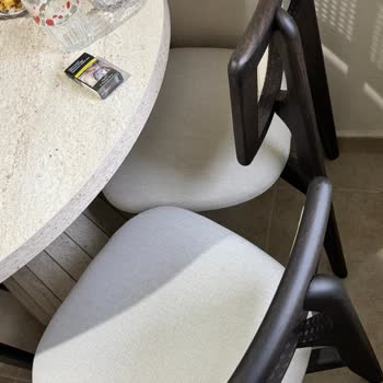 Renk Farklılığı Ve Kırık Sandalyeler İçin Değişim Talebi