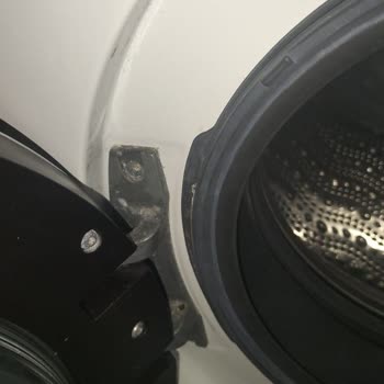 Bosch Serie 4 Çamaşır Makinesinde Paslanma Ve Kapak Boya Soyulması Şikayeti