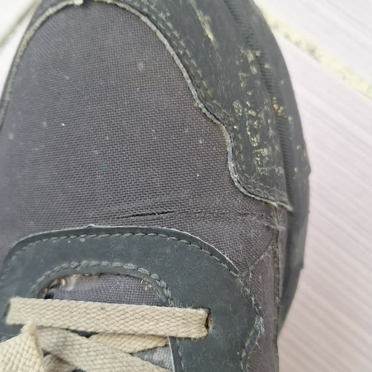 Su Geçirmez Botta Üst Kısmın Çatlaması Ve Yırtılması