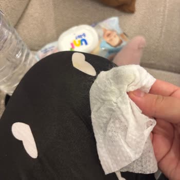 Yoğun Boya Veren Pijama Takımı Nedeniyle Koltuklar Kirli Ve Ciltte Kimyasal Sorun