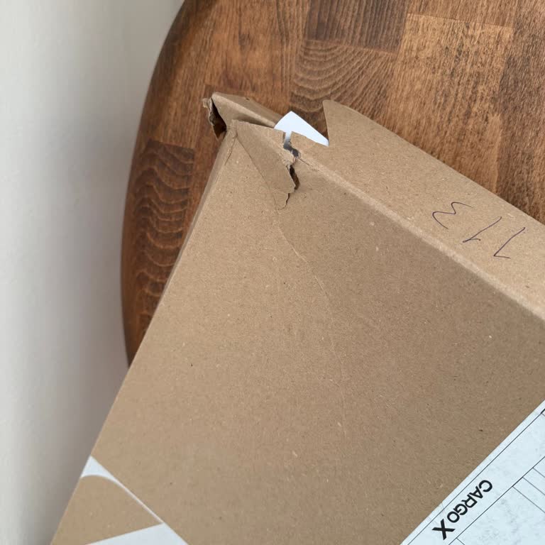 Kargo Görevlisi Açılmış Paketi Teslim Etti Ve Gerçeği Sakladı