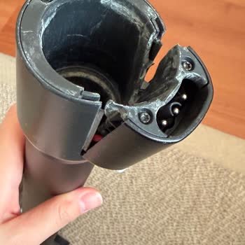 Motor Boru Bağlantısı Ağırlık Ve Şarj Adaptörü Nedeniyle Kırıldı