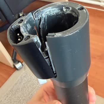 Motor Boru Bağlantısı Ağırlık Ve Şarj Adaptörü Nedeniyle Kırıldı