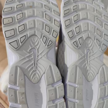 FLO Online Mağazadan Gelen Kullanılmış Nike Ayakkabının İadesi Ve Tam İade Talebi