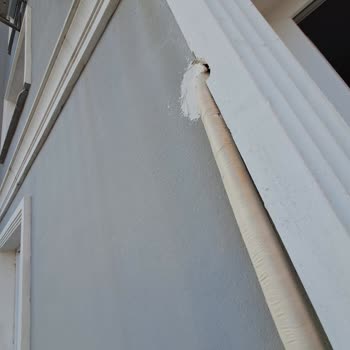 Bosch Klima Servisi Dış Duvar Deliğini Yarım Alçıyla Tamamlamadı