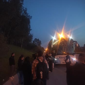 Yakıt Yokluğu Ve Kırık Cam Nedeniyle Saatlerce Mahsur Kalan Yolculara Tam İade Talebi