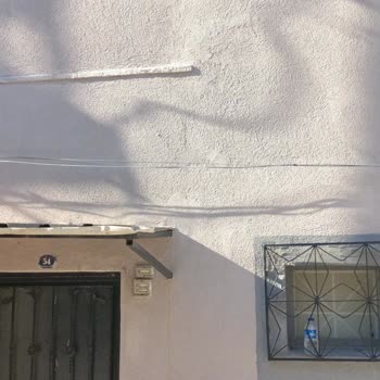 İzmir Konak'ta Ev Dış Cepheye İzinsiz Kablo Çekimi Ve Zarar Talebi