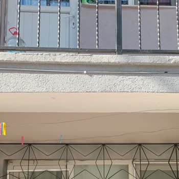 İzmir Konak'ta Ev Dış Cepheye İzinsiz Kablo Çekimi Ve Zarar Talebi