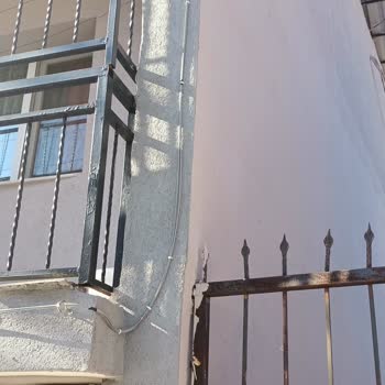 İzmir Konak'ta Ev Dış Cepheye İzinsiz Kablo Çekimi Ve Zarar Talebi