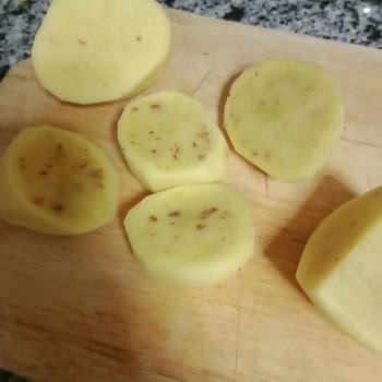 Çağdaş Market’te Satılan Bozuk Patatesler Sağlık Ve Müşteri Riski Oluşturuyor