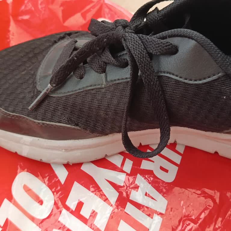 Üç Ayda Yırtılan Ayakkabı İçin Yeniden Değişim İstiyorum