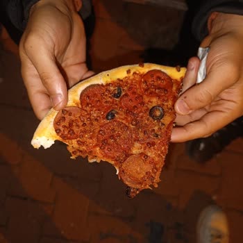 Saçlı Ve Yanmış Pizza, Saygısız Çalışan Tutumu Ve İade Reddi
