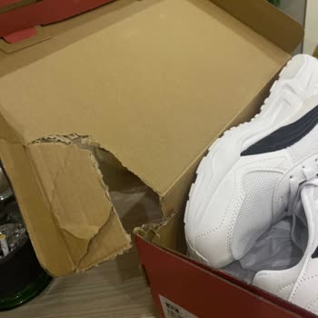 Kullanılmış Ayakkabı Ve Patlak Kutu: Mağazaya Gitmeden Hızlı Değişim Ya Da İade