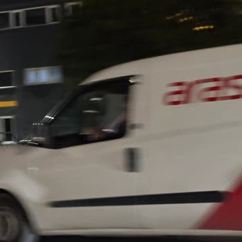 Aras Kargo Sürücüsü Sinyal Vermeyerek Araç Sıkıştırdı Ve Aileyi Tehlikeye Attı