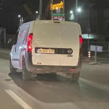 Aras Kargo Sürücüsü Sinyal Vermeyerek Araç Sıkıştırdı Ve Aileyi Tehlikeye Attı