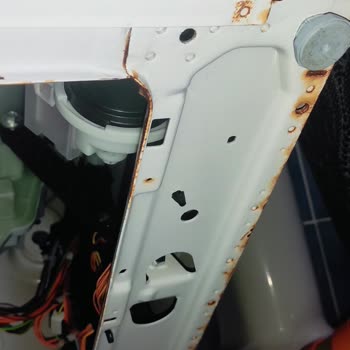 Bosch Çamaşır Makinesinde Gizli Pas Ayanı Nedeniyle Değişim Talebi