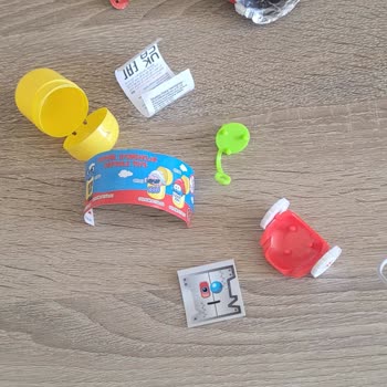 Eksik Parçalı Sürpriz Yumurta Oyuncağında Yanıt Bekleyen Müşteri