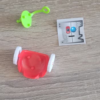 Eksik Parçalı Sürpriz Yumurta Oyuncağında Yanıt Bekleyen Müşteri