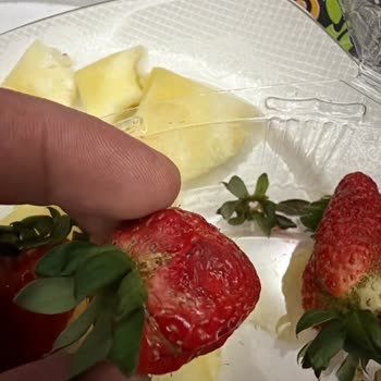 Düzgün Market’te Satılan Meyvelerin Çürük Ve Bozulmuş Olması