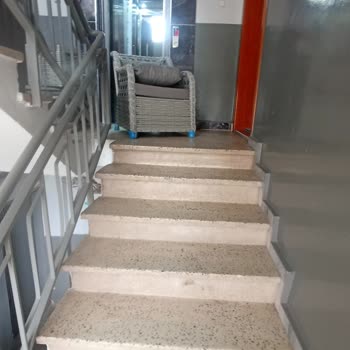 Evdemo Lojistik Kargoyu Bina Önünde Bırakıp Müşteriyi Mağdur Etti