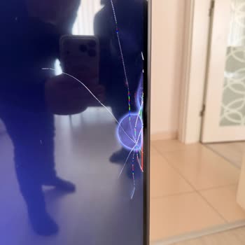 Yeni Samsung QLED TV'de Çatlak Ekran, Kullanıcı Hatası İddiası Reddedildi