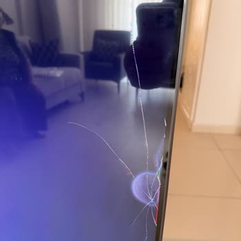 Yeni Samsung QLED TV'de Çatlak Ekran, Kullanıcı Hatası İddiası Reddedildi