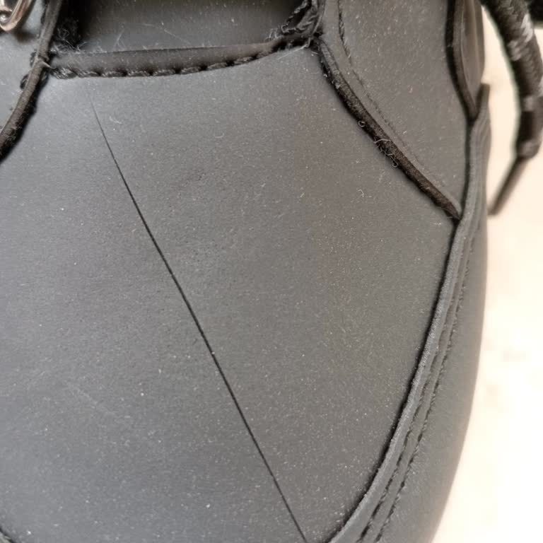 FLO Mağazasında Ayakkabının Çatlaması Ve İade Talebi