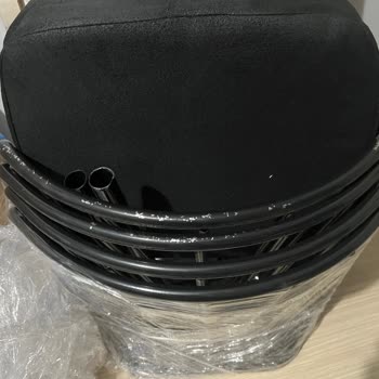 Eksik Masa Ayakları Ve Hasarlı Sandalyeler İçin Acil Çözüm Talebi