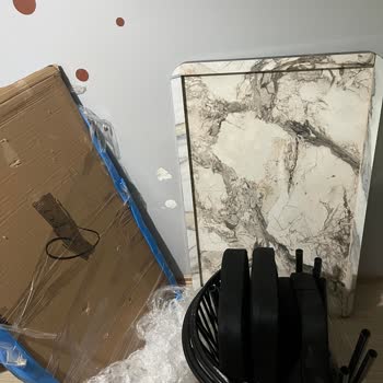 Eksik Masa Ayakları Ve Hasarlı Sandalyeler İçin Acil Çözüm Talebi