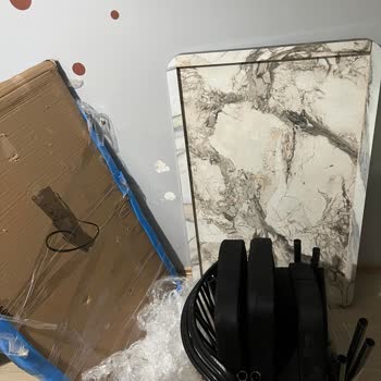 Eksik Masa Ayakları Ve Hasarlı Sandalyeler İçin Acil Çözüm Talebi