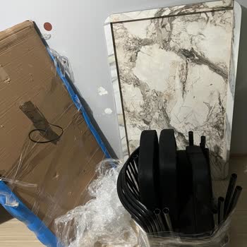 Eksik Masa Ayakları Ve Hasarlı Sandalyeler İçin Acil Çözüm Talebi