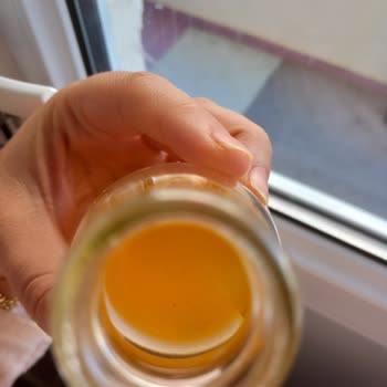 Mango Ananas Aromalı İçecek İçinde Kırmızı Tortu Nedeniyle Boğaz Ağrısı Ve İlgisiz Müşteri Hizmeti