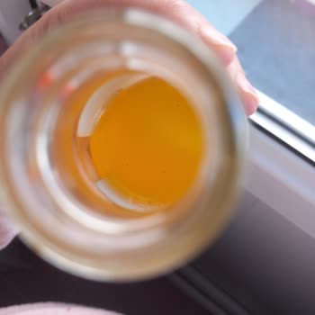 Mango Ananas Aromalı İçecek İçinde Kırmızı Tortu Nedeniyle Boğaz Ağrısı Ve İlgisiz Müşteri Hizmeti