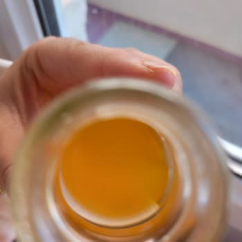 Mango Ananas Aromalı İçecek İçinde Kırmızı Tortu Nedeniyle Boğaz Ağrısı Ve İlgisiz Müşteri Hizmeti