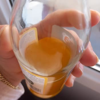 Mango Ananas Aromalı İçecek İçinde Kırmızı Tortu Nedeniyle Boğaz Ağrısı Ve İlgisiz Müşteri Hizmeti