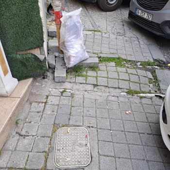 Kasım Sokak'ta Kaldırımlar Süpürülmüyor, Hijyen Sorunu